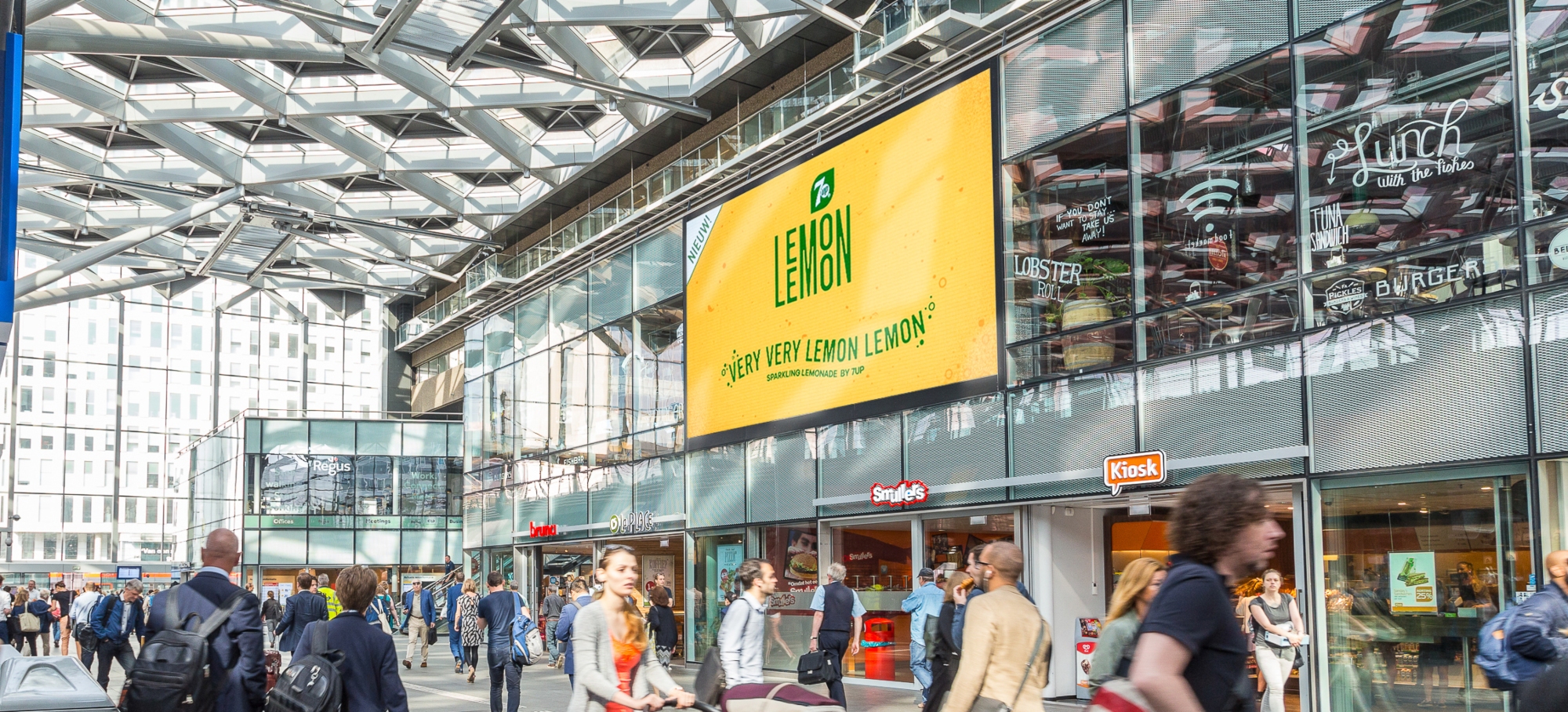 Digitale reclame op treinstation