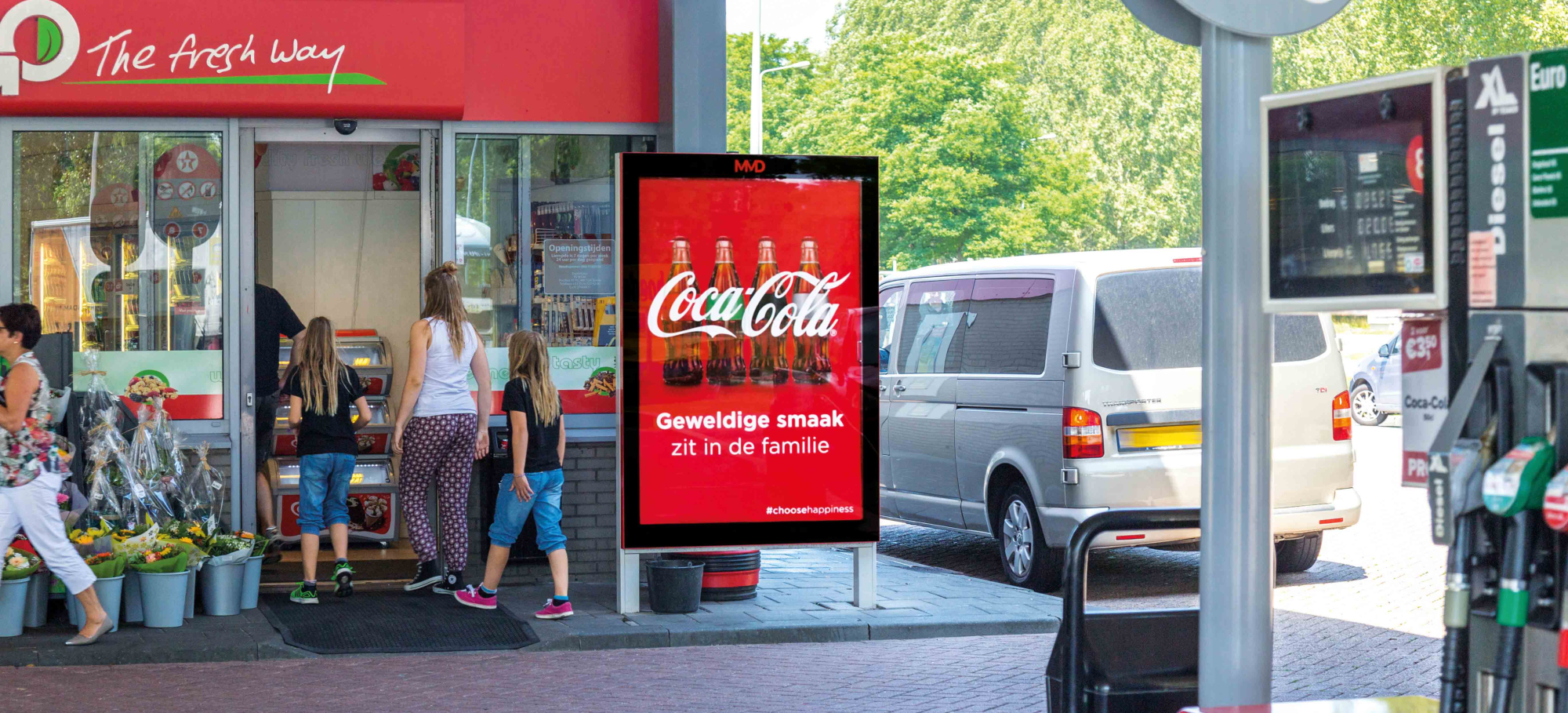 Abri reclame bij tankstation