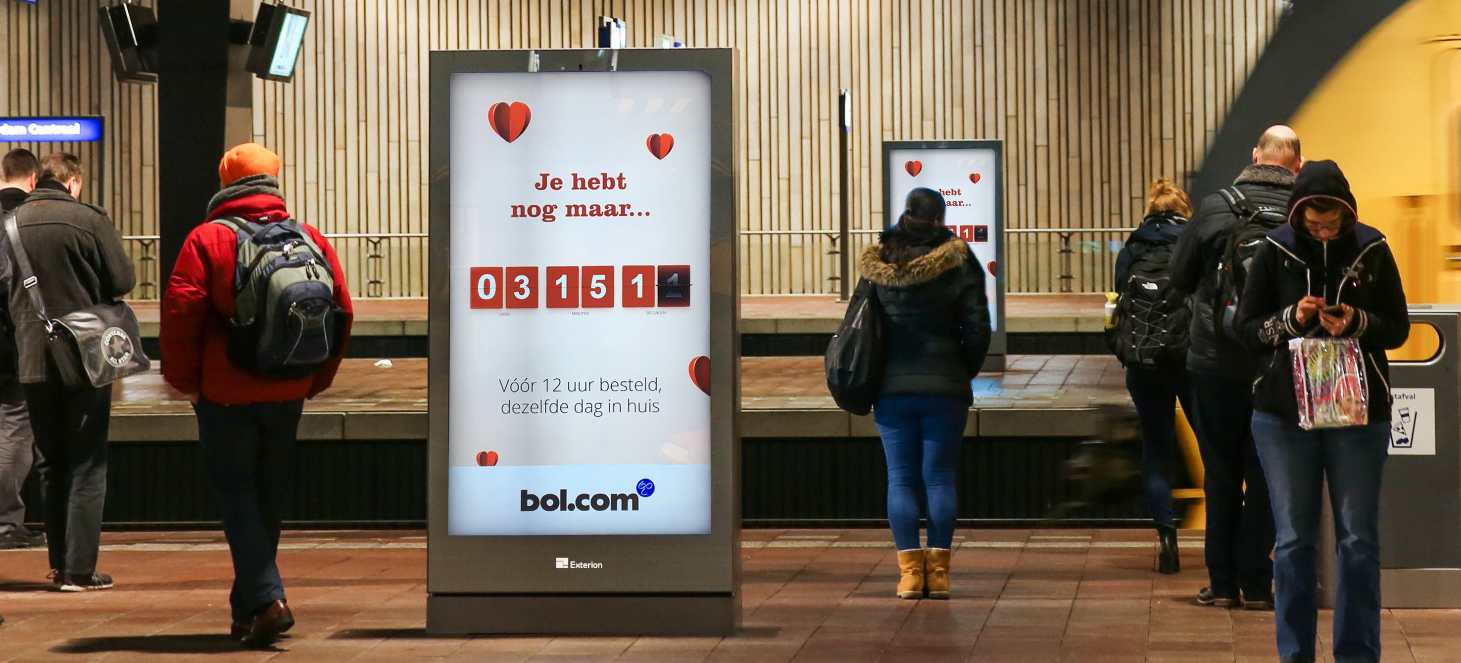 Digitale abri reclame op perron